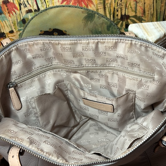 Michael Kors Grey Taupe Zipper Shoulder Bag Cream Straps 14.4”Lx11.5”Hx4”W - Picture 10 of 17
